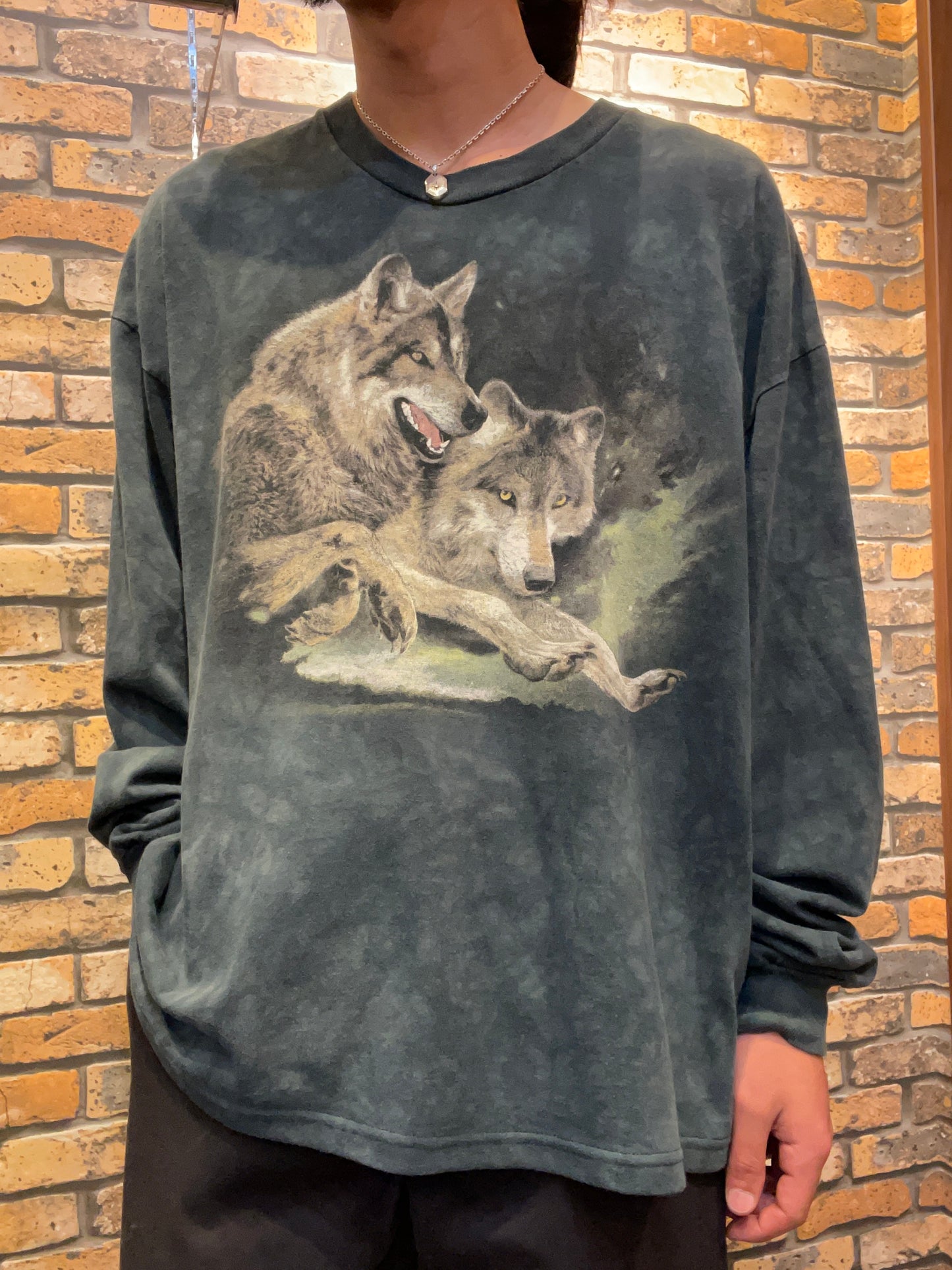 THE MOUNTAIN long sleeve−T wolf print