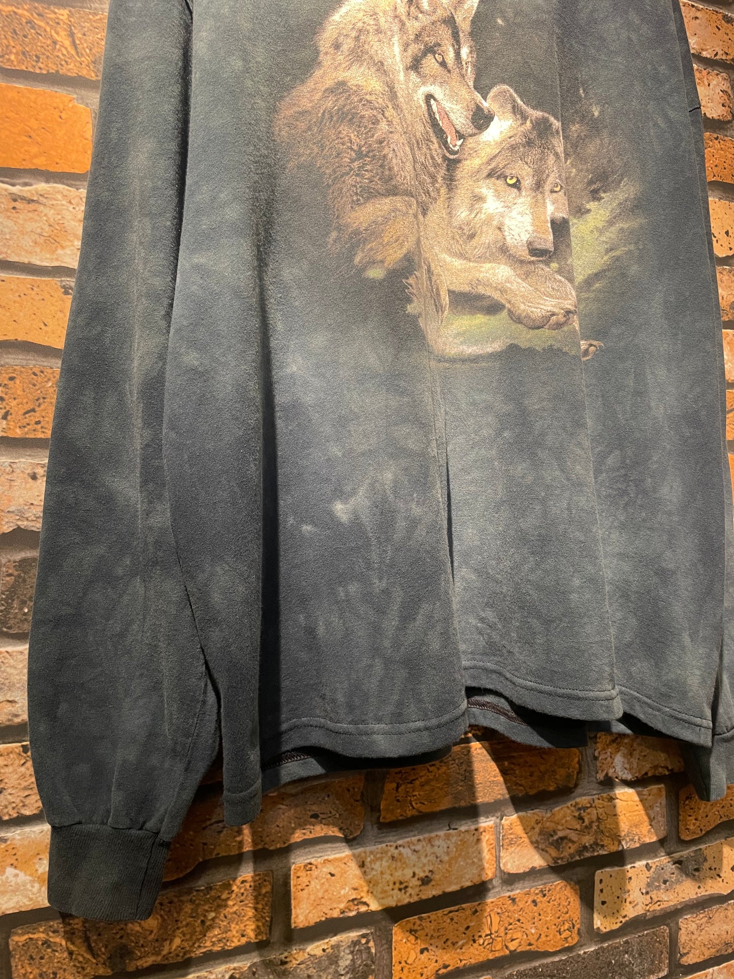 THE MOUNTAIN long sleeve−T wolf print